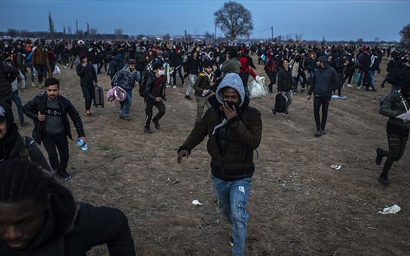 Edirne'de 13 düzensiz göçmen yakalandı Edirne'de 13 düzensiz göçmen yakalandı